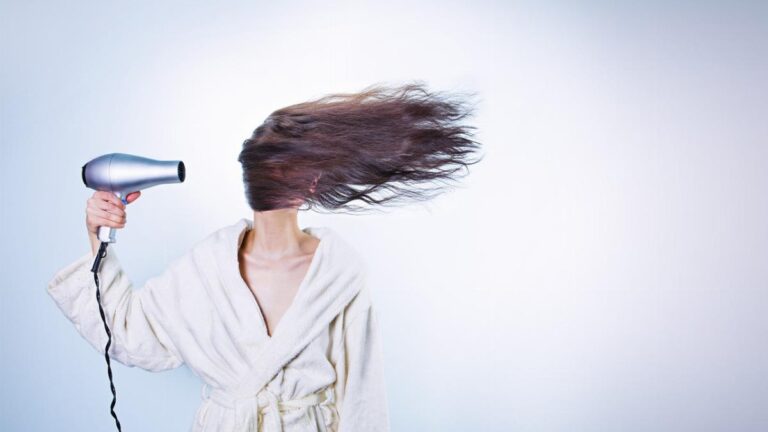 Come far diventare i capelli lisci: I 3 segreti dei parrucchieri